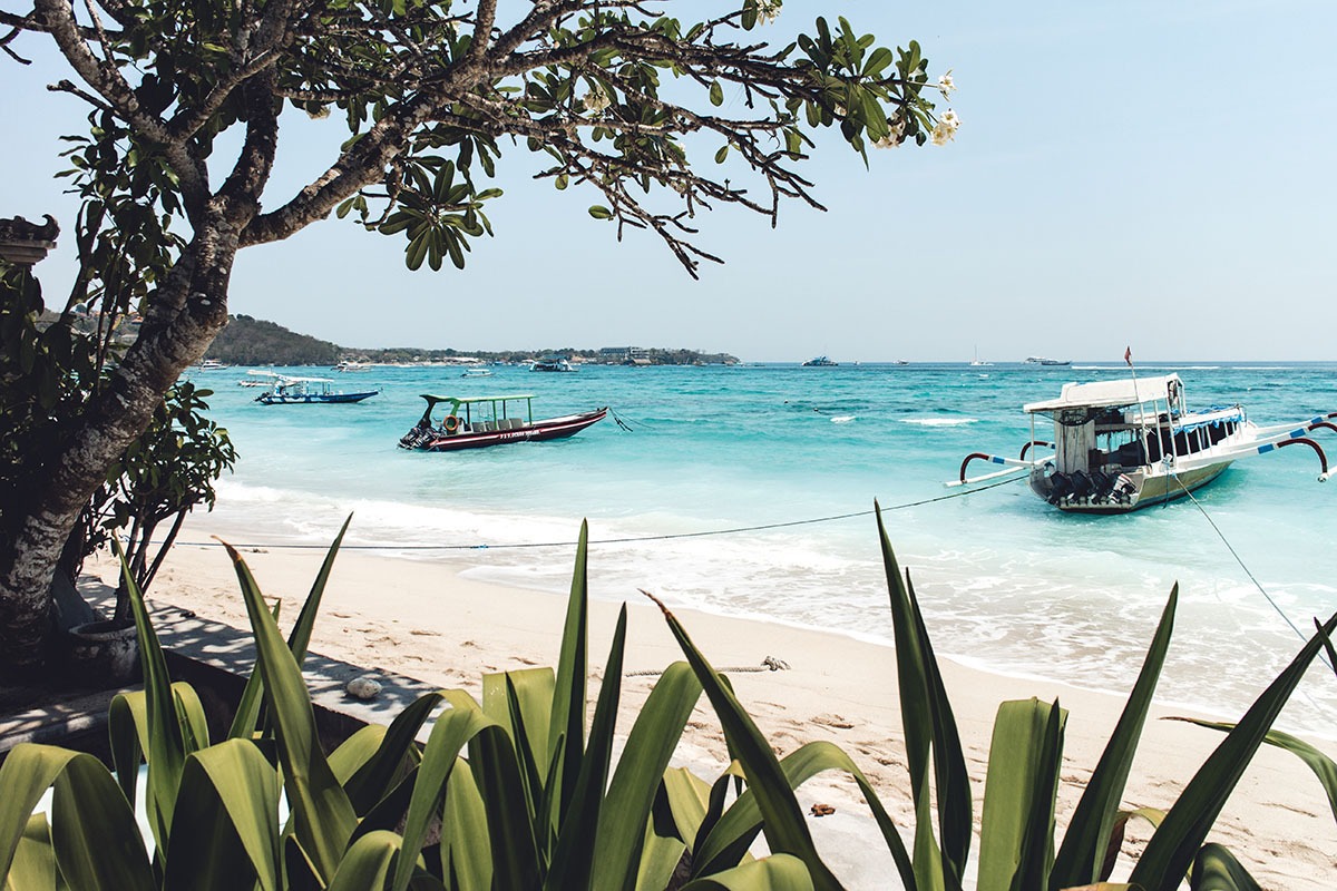 Ocean coastline around Nusa Lembongan near Isla Indah Retreat.