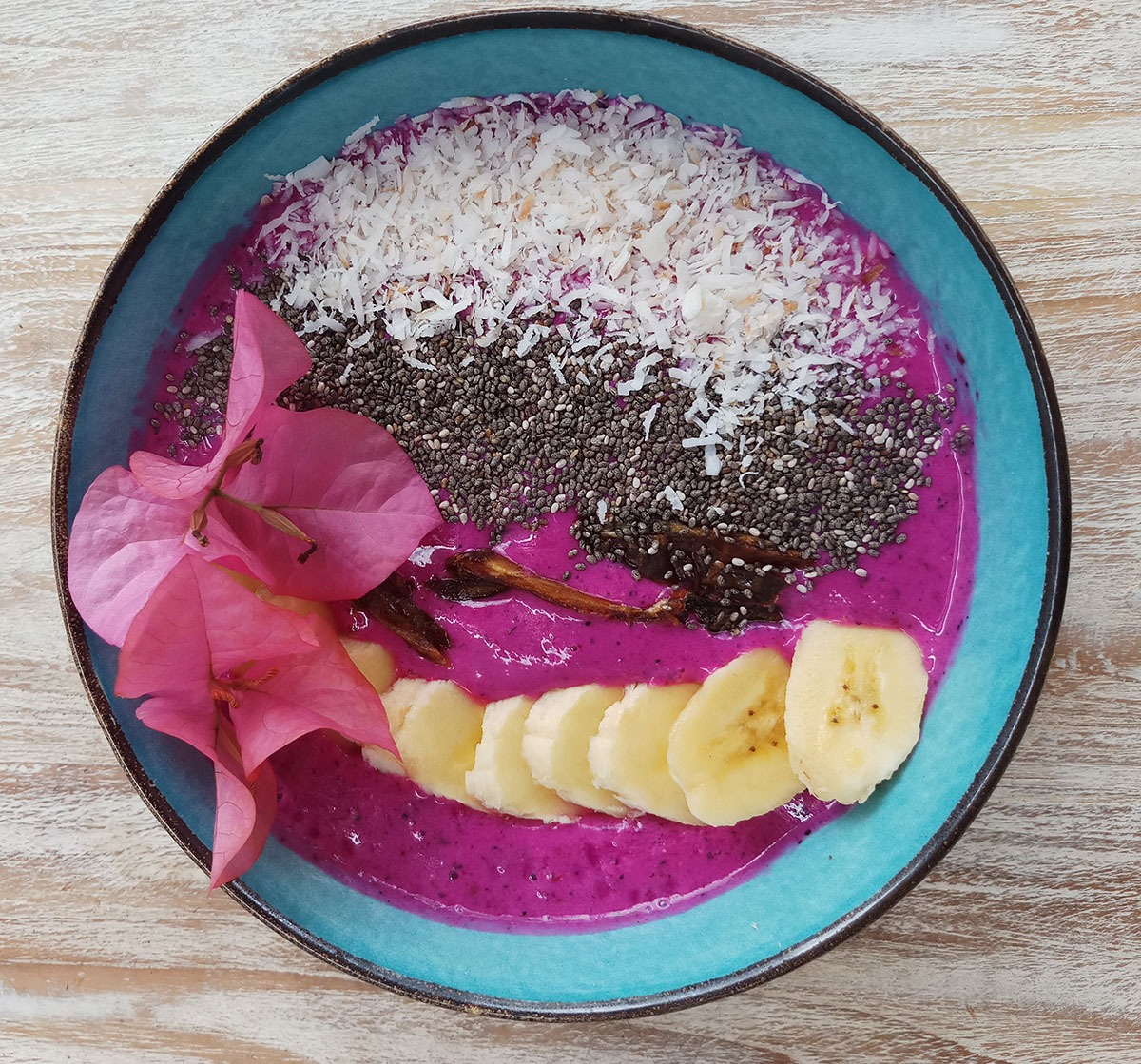 Healthy smoothie bowl with tropical fruit and coconut.